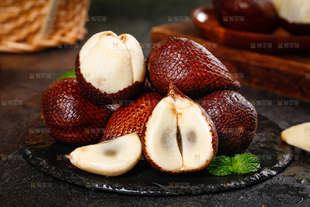 深底上的蛇皮果