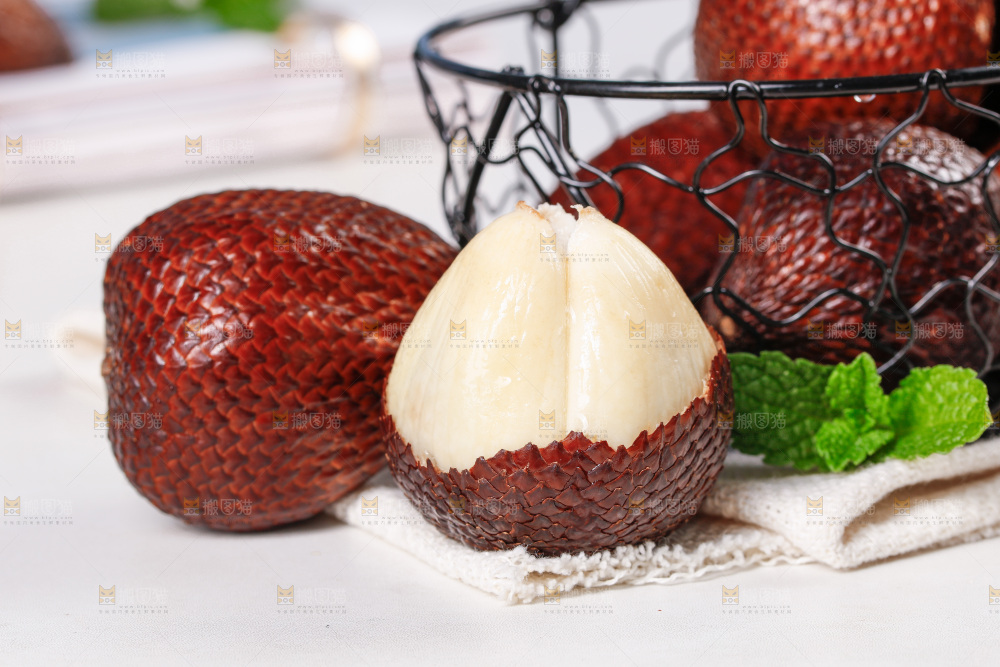 浅底上的蛇皮果