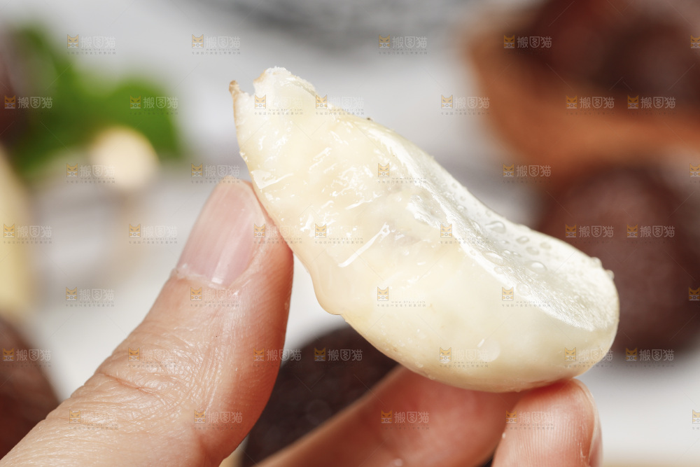 浅底上的蛇皮果