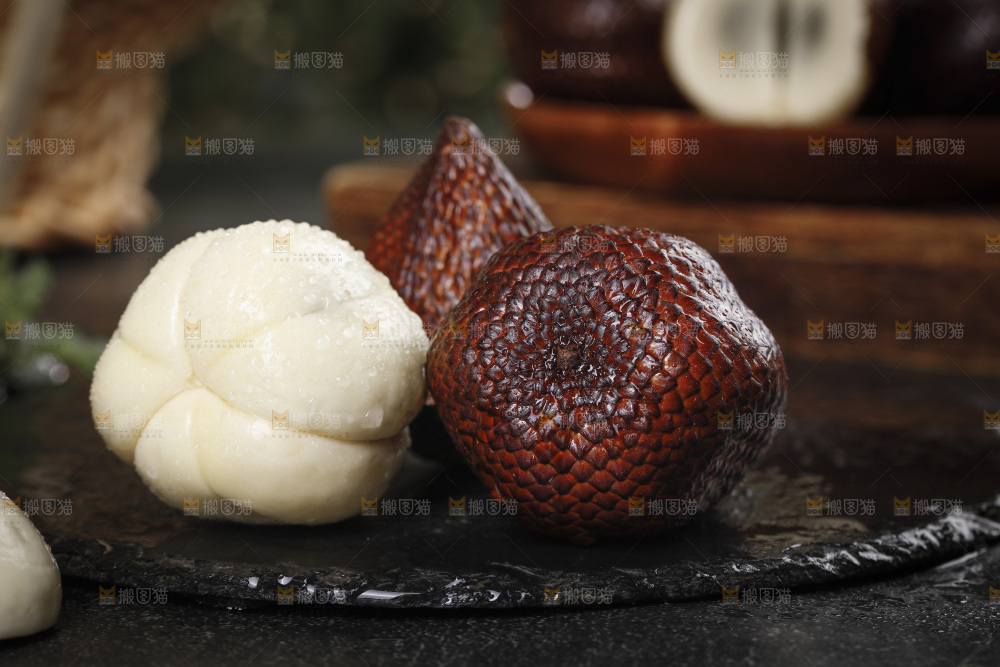 深底上的蛇皮果