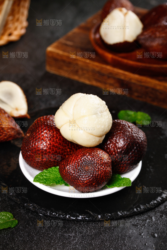 深底上的蛇皮果