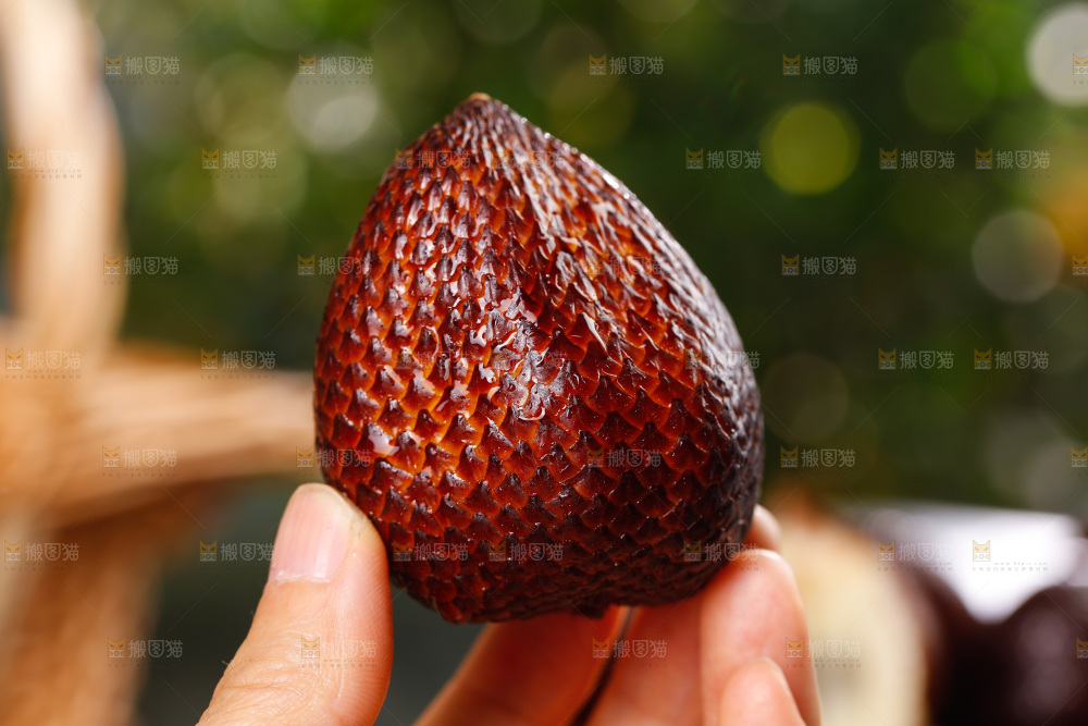 深底上的蛇皮果