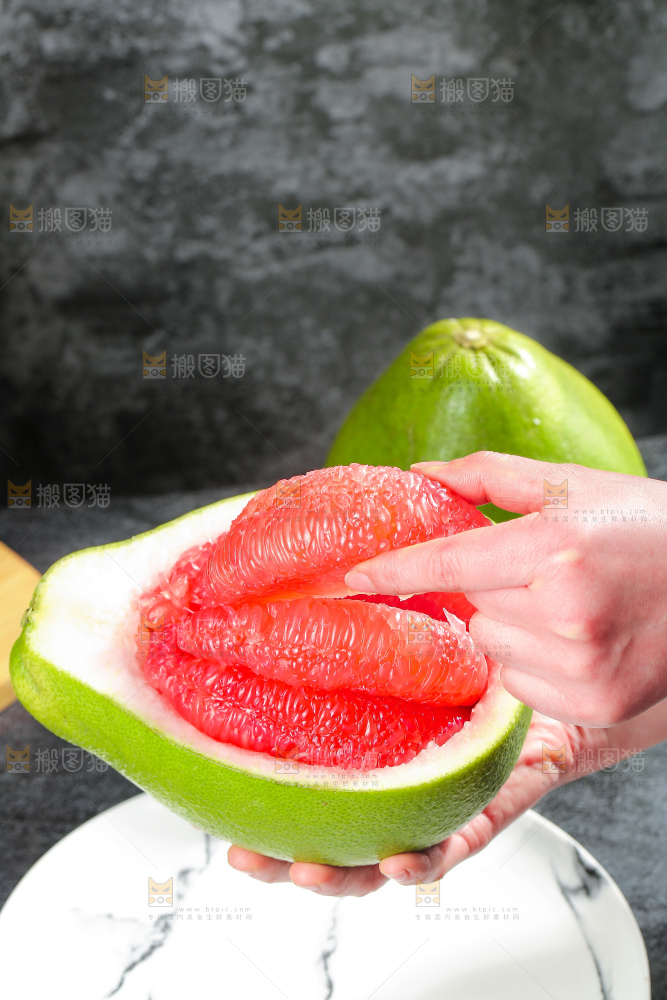 深底上的红宝石青柚