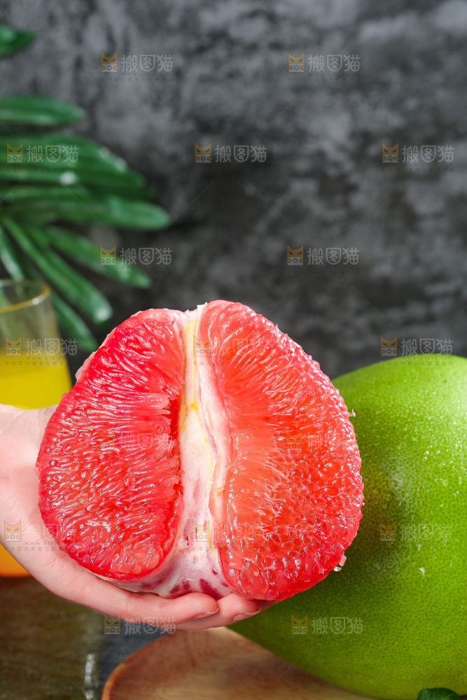 深底上的红宝石青柚