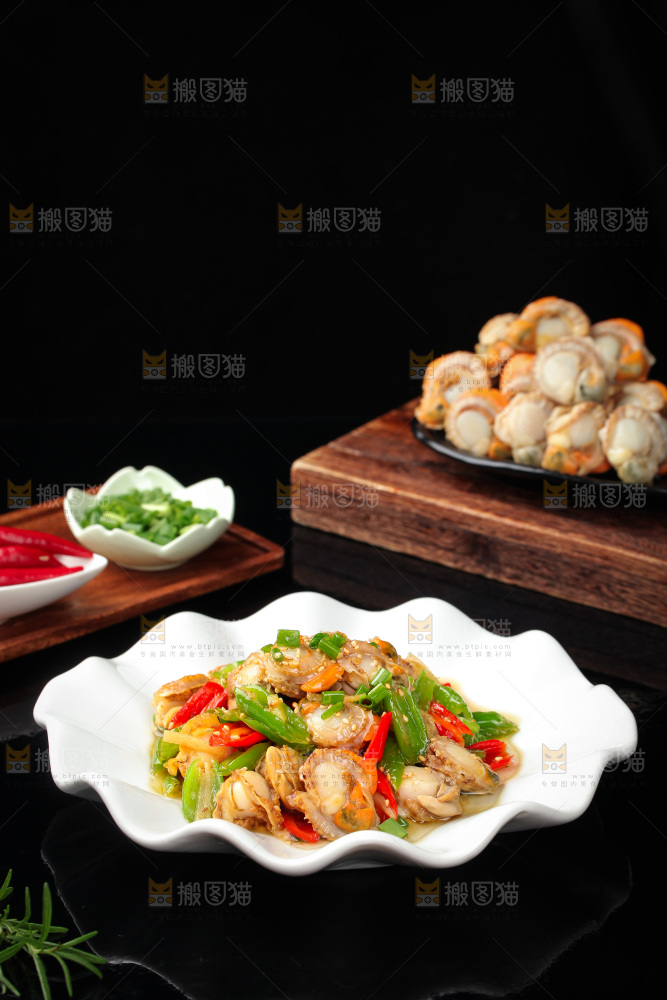 盘子里的辣炒扇贝肉