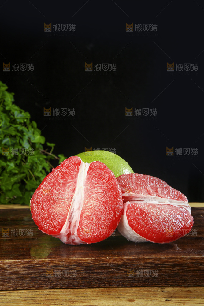 深底上的红宝石青柚