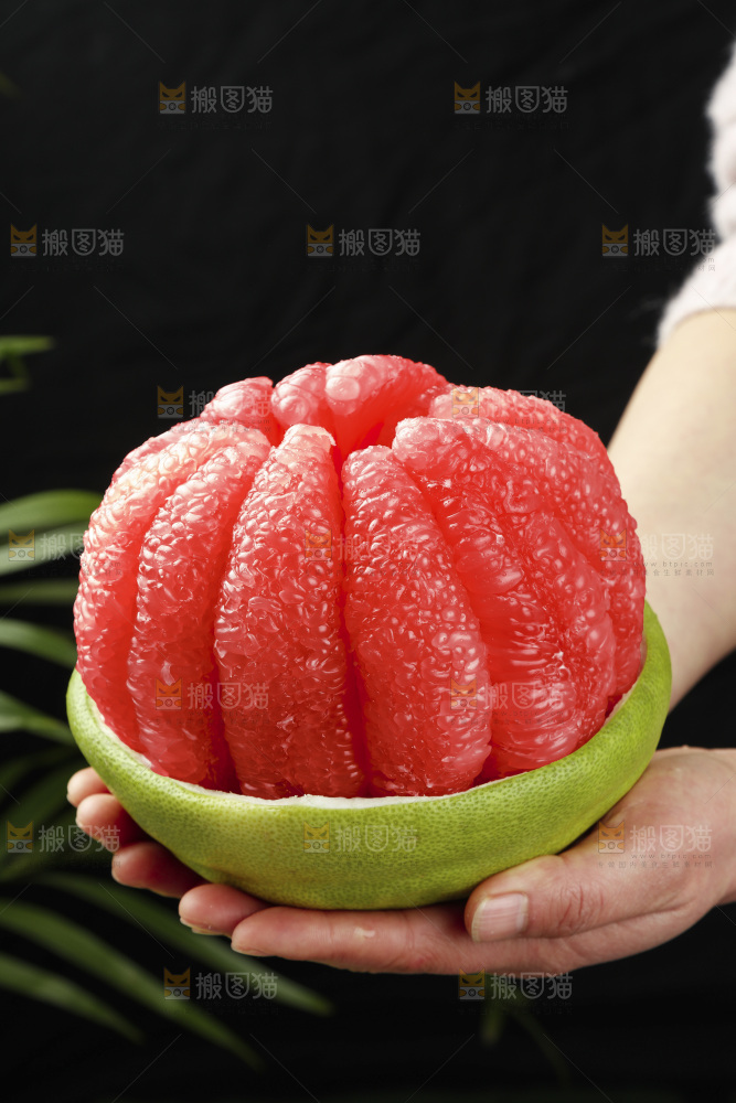 深底上的红宝石青柚