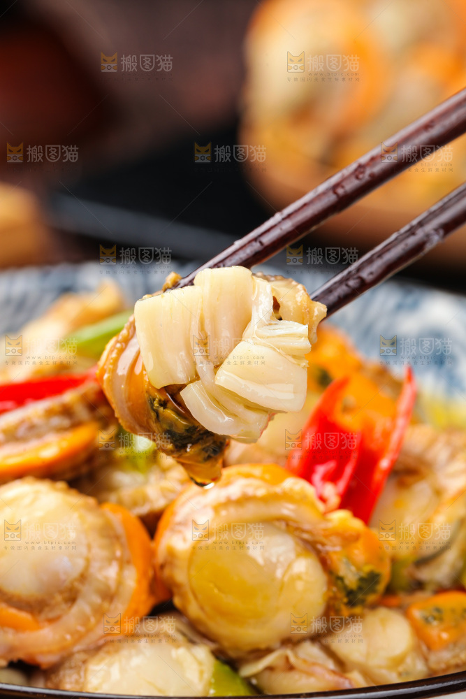 盘子里的辣炒扇贝肉