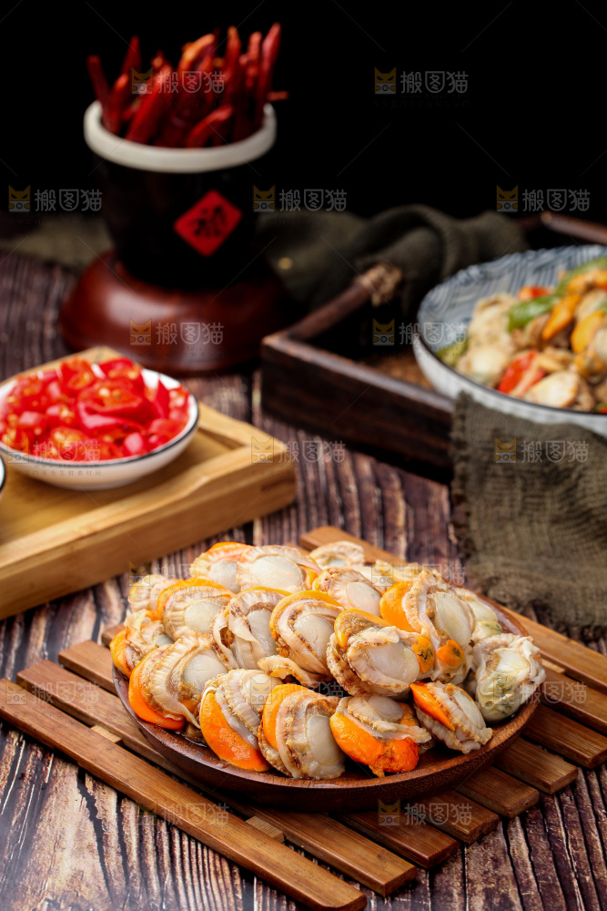 深底上的带黄扇贝肉
