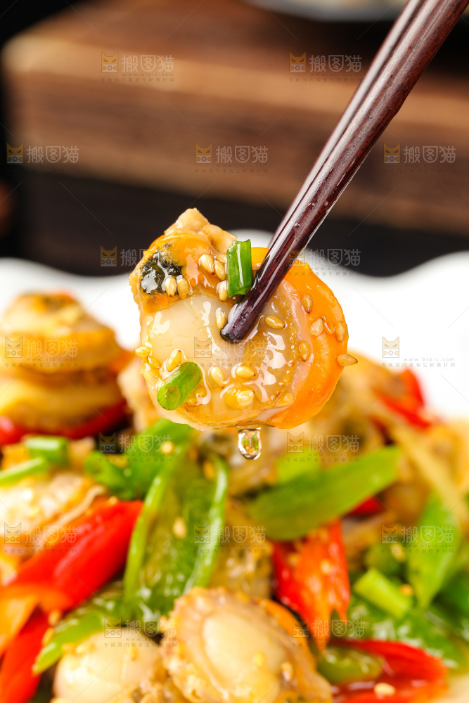 盘子里的辣炒扇贝肉
