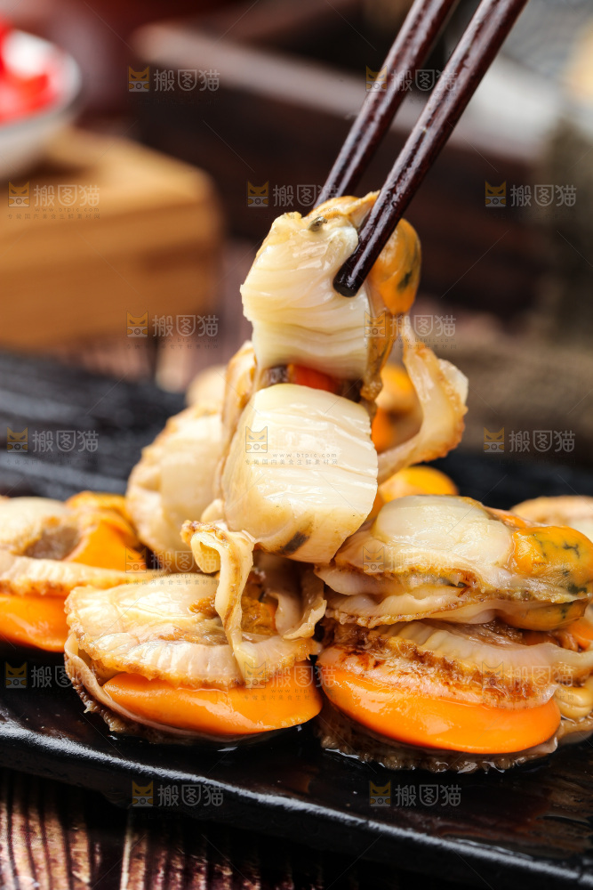 深底上的带黄扇贝肉