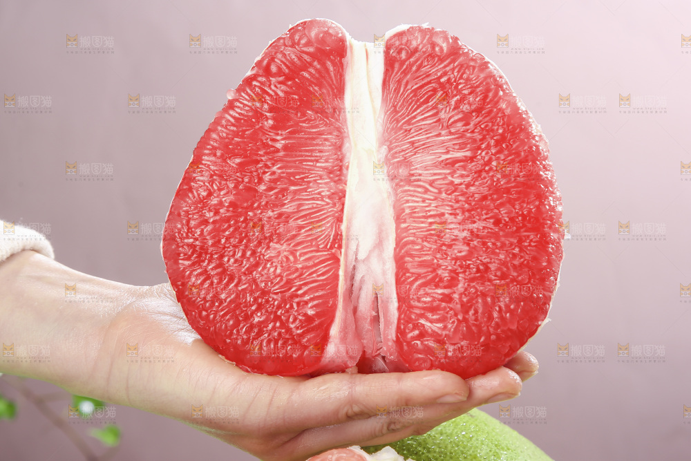 浅底上的红宝石青柚