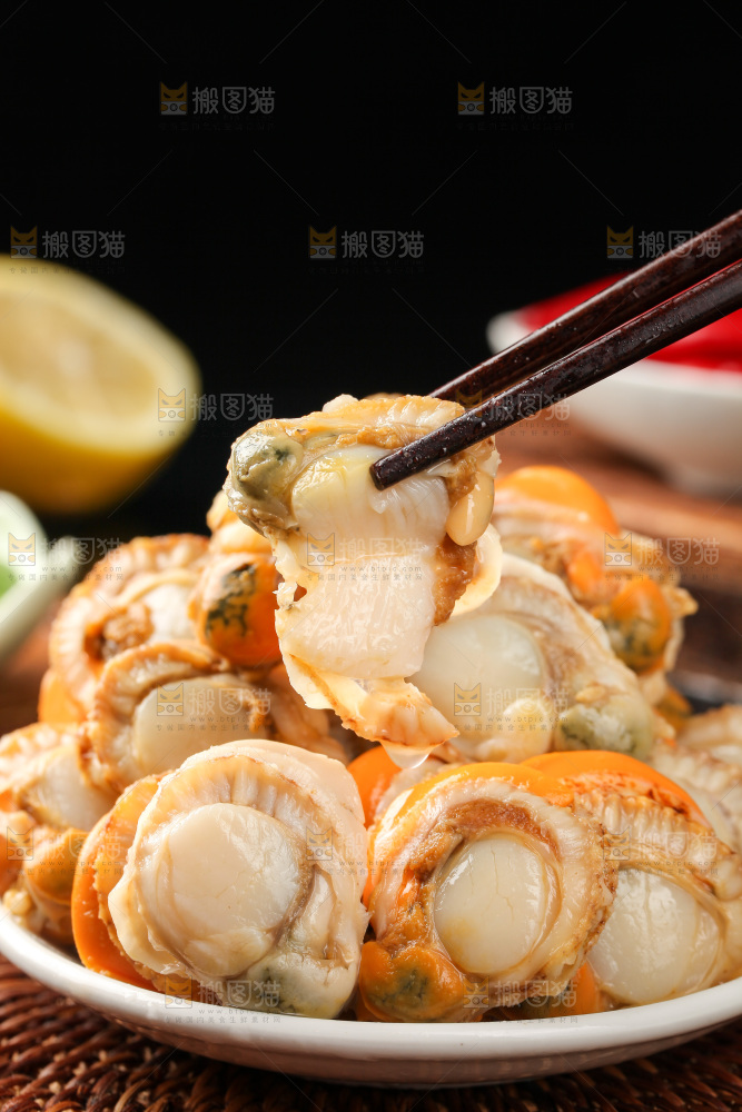 深底上的带黄扇贝肉