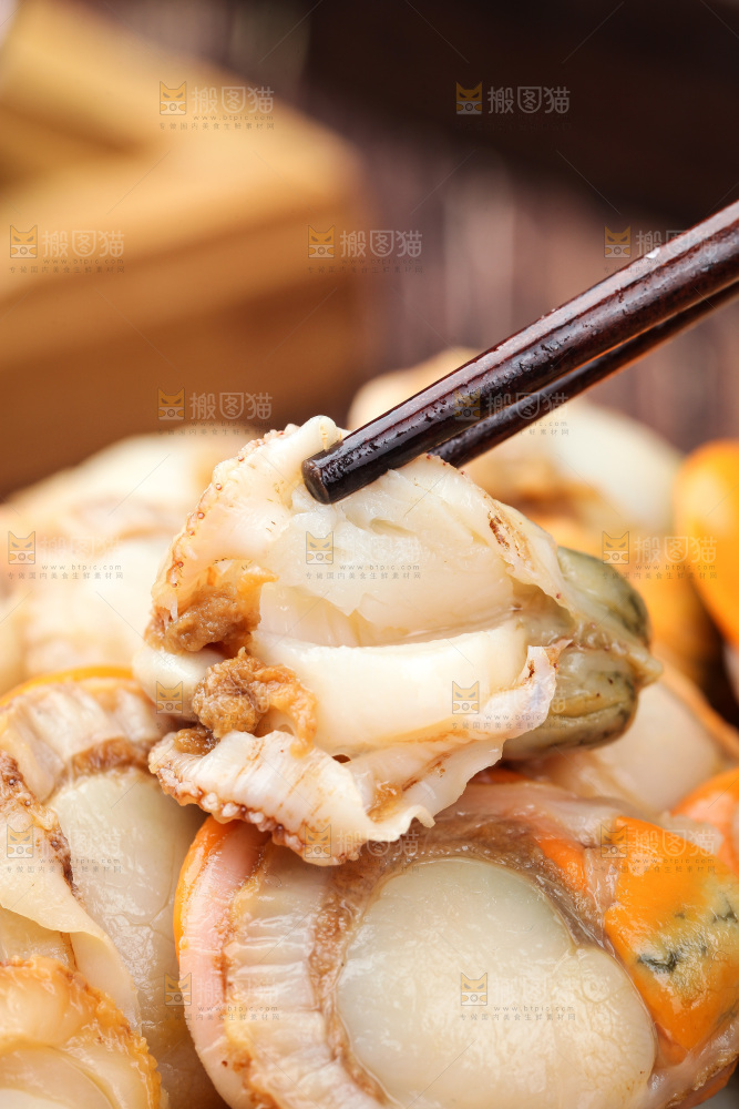 深底上的带黄扇贝肉