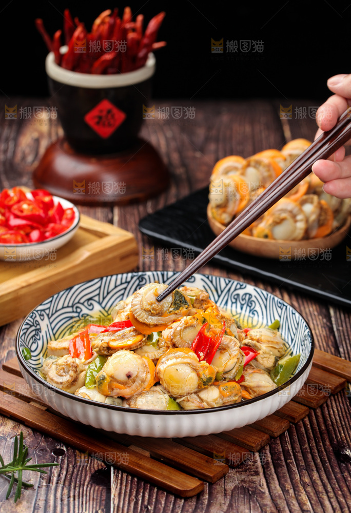 盘子里的辣炒扇贝肉