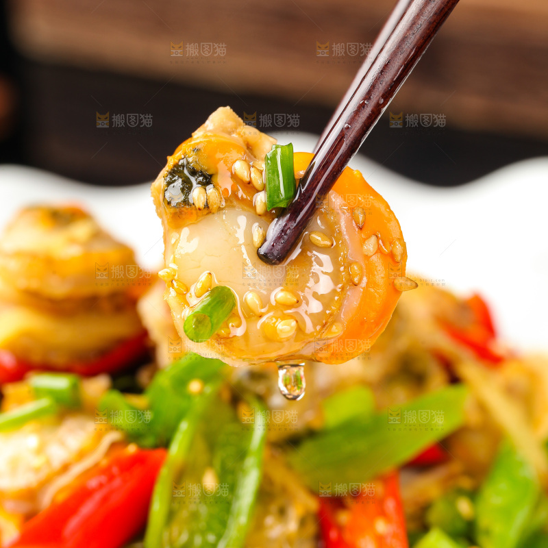盘子里的辣炒扇贝肉