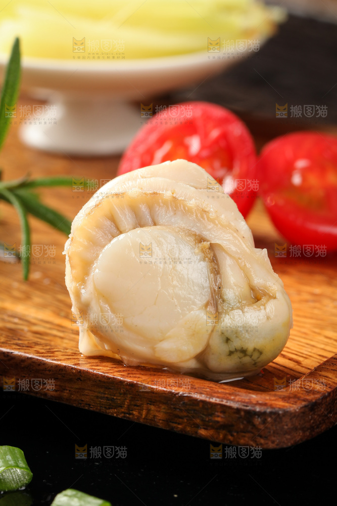 深底上的带黄扇贝肉