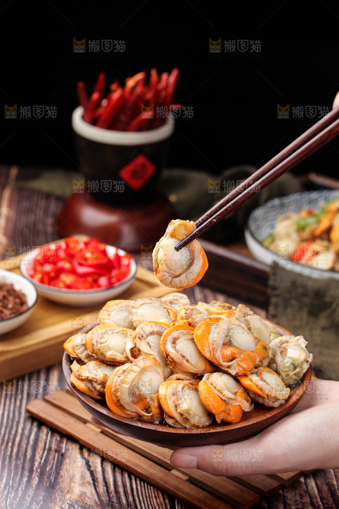 深底上的带黄扇贝肉