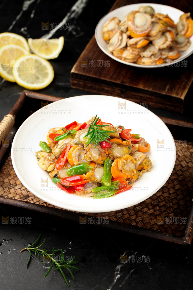 盘子里的辣炒扇贝肉