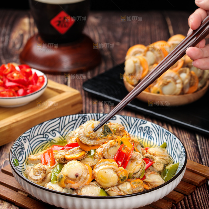 盘子里的辣炒扇贝肉