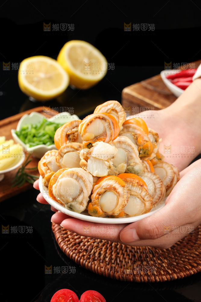 深底上的带黄扇贝肉