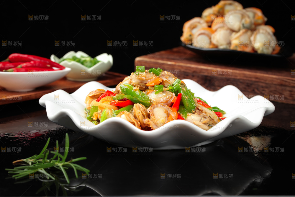 盘子里的辣炒扇贝肉