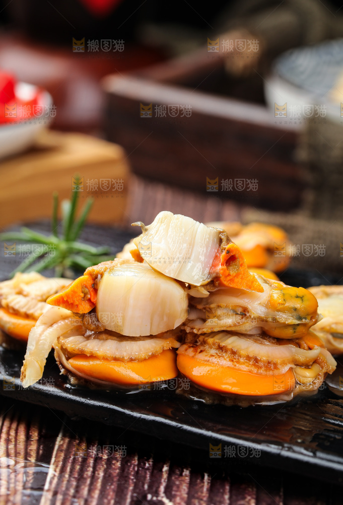 深底上的带黄扇贝肉