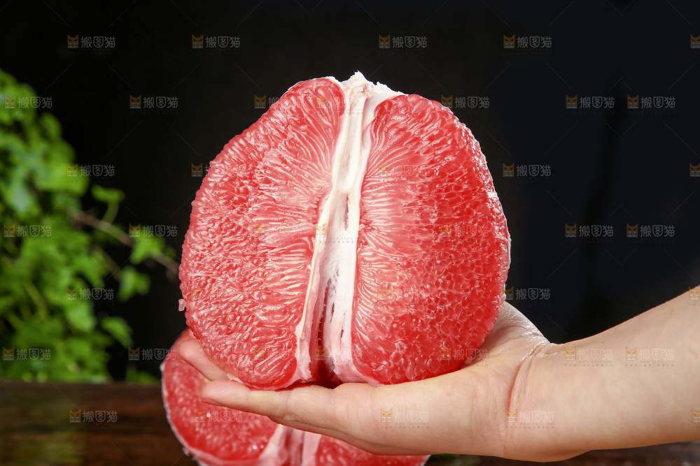 深底上的红宝石青柚