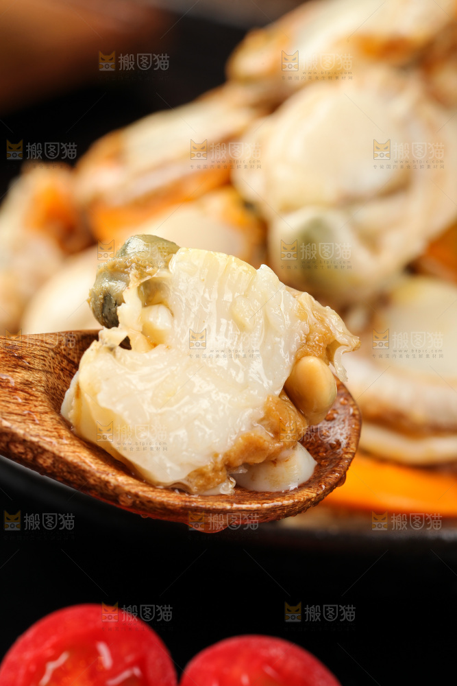 深底上的带黄扇贝肉