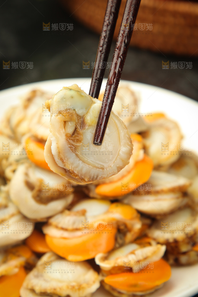 深底上的带黄扇贝肉