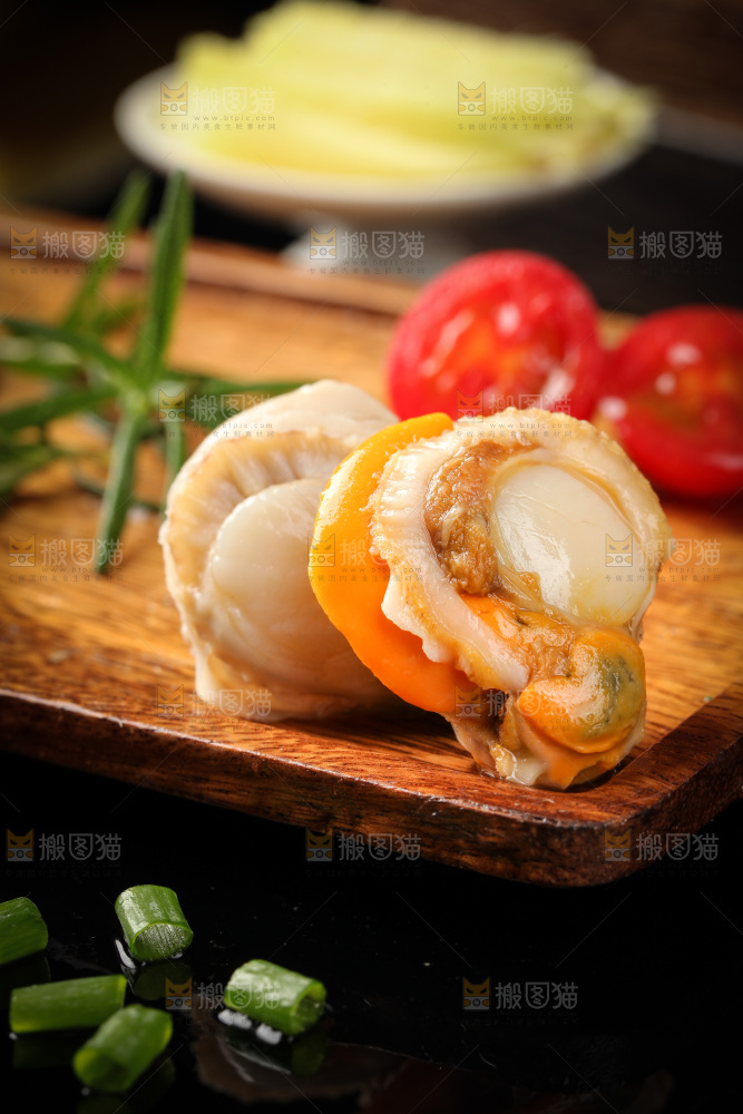 深底上的带黄扇贝肉