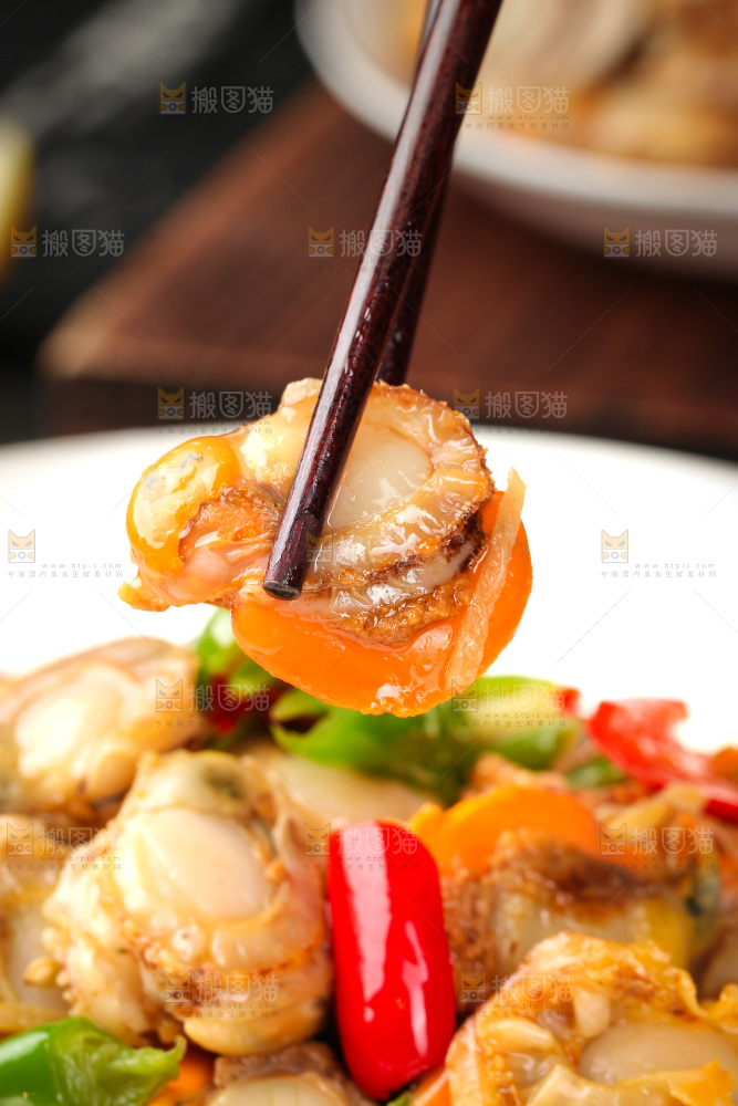 盘子里的辣炒扇贝肉