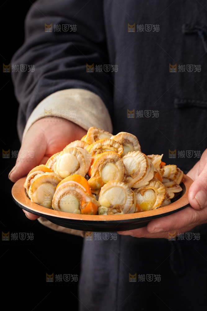 深底上的带黄扇贝肉