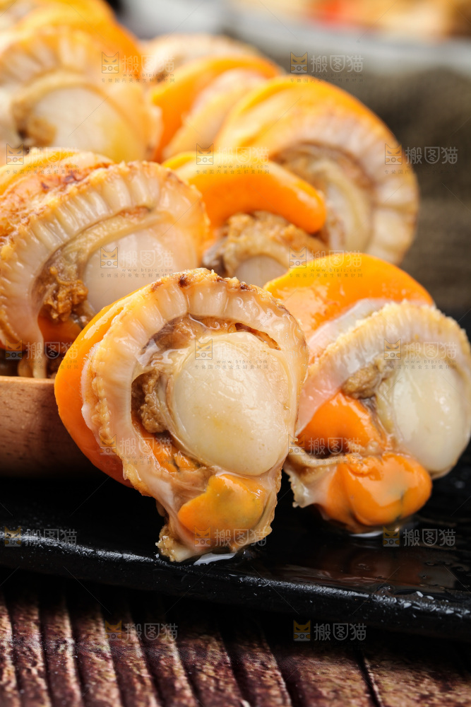 深底上的带黄扇贝肉