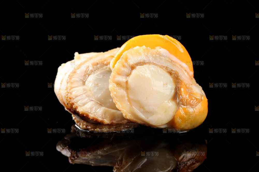深底上的带黄扇贝肉