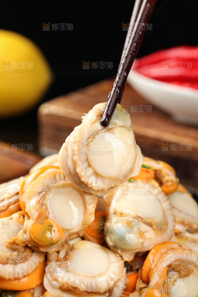 深底上的带黄扇贝肉