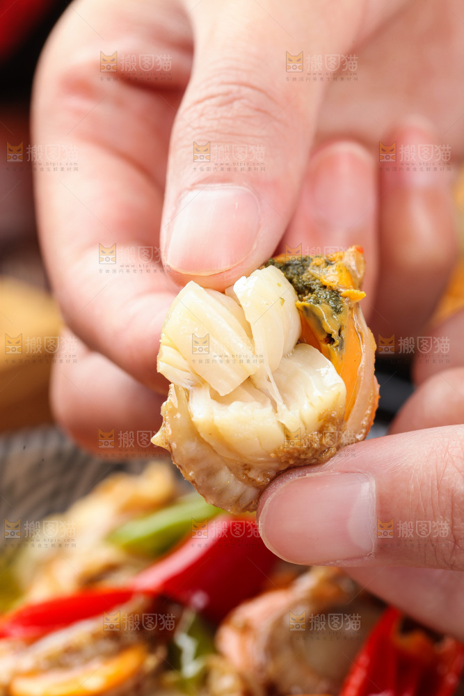 盘子里的辣炒扇贝肉