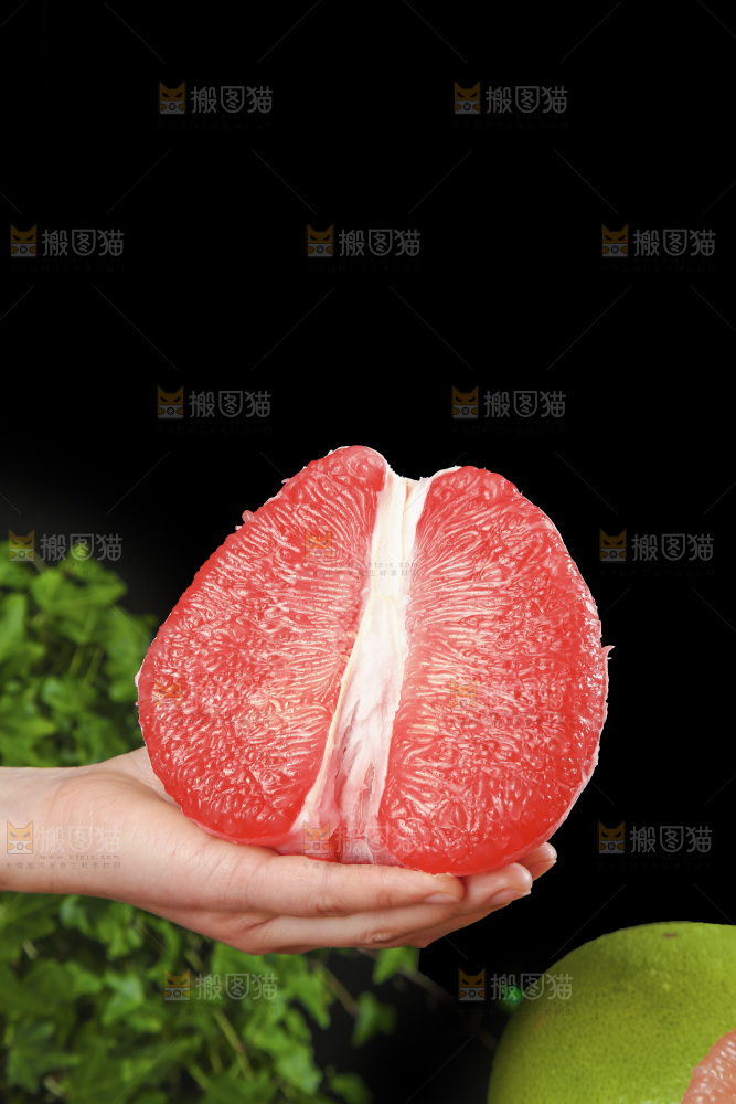 深底上的红宝石青柚
