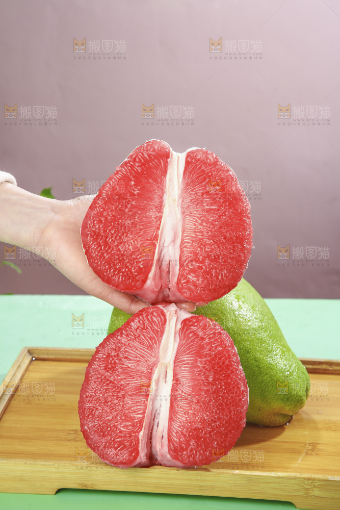 浅底上的红宝石青柚