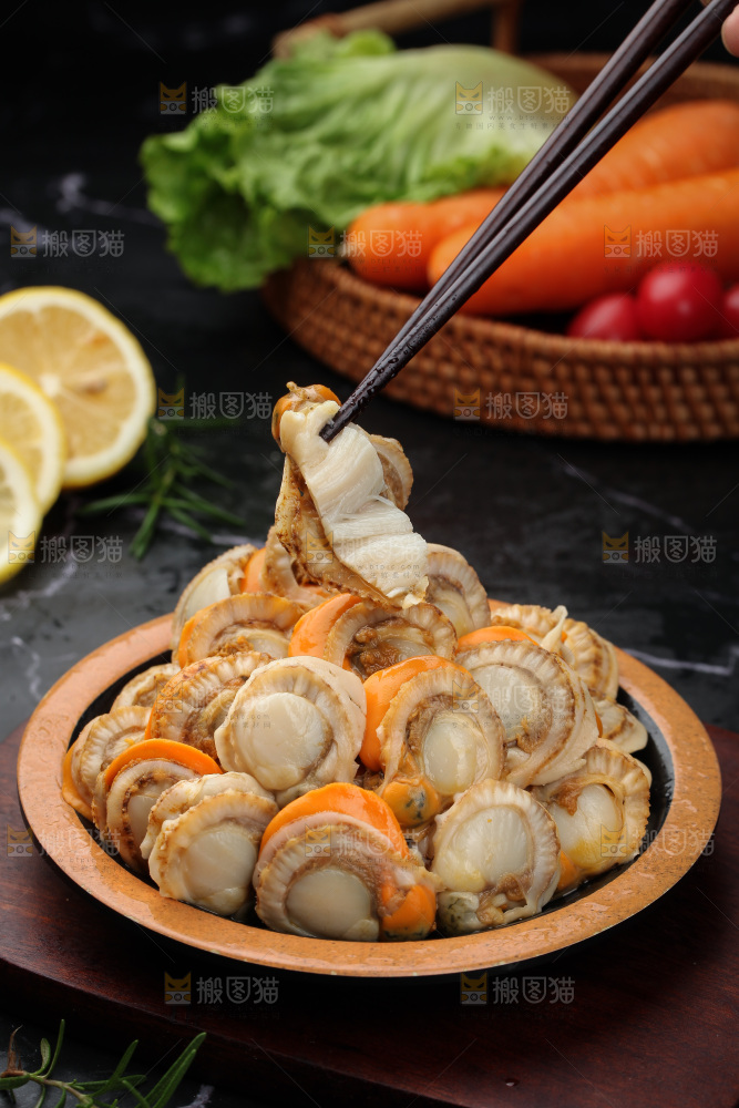深底上的带黄扇贝肉