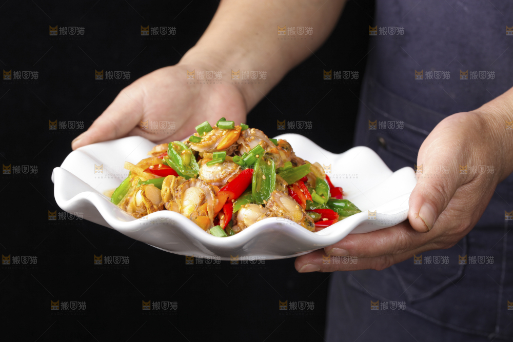 盘子里的辣炒扇贝肉