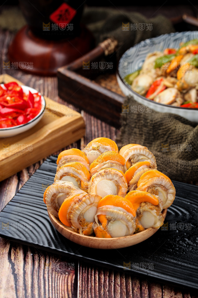 深底上的带黄扇贝肉