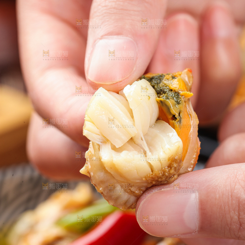 盘子里的辣炒扇贝肉