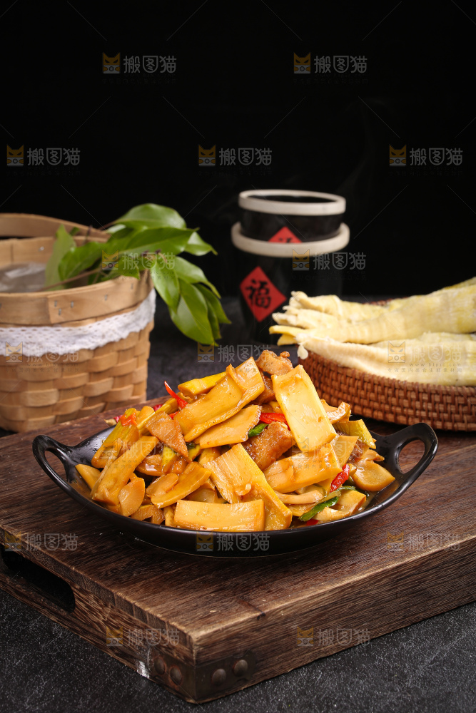 盘子里的盐渍笋炒肉