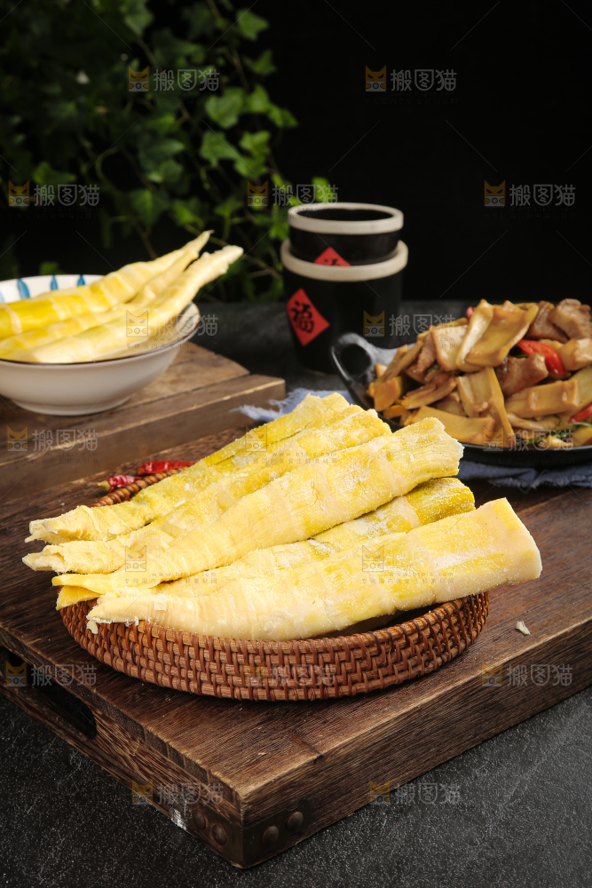 深底上的盐渍笋