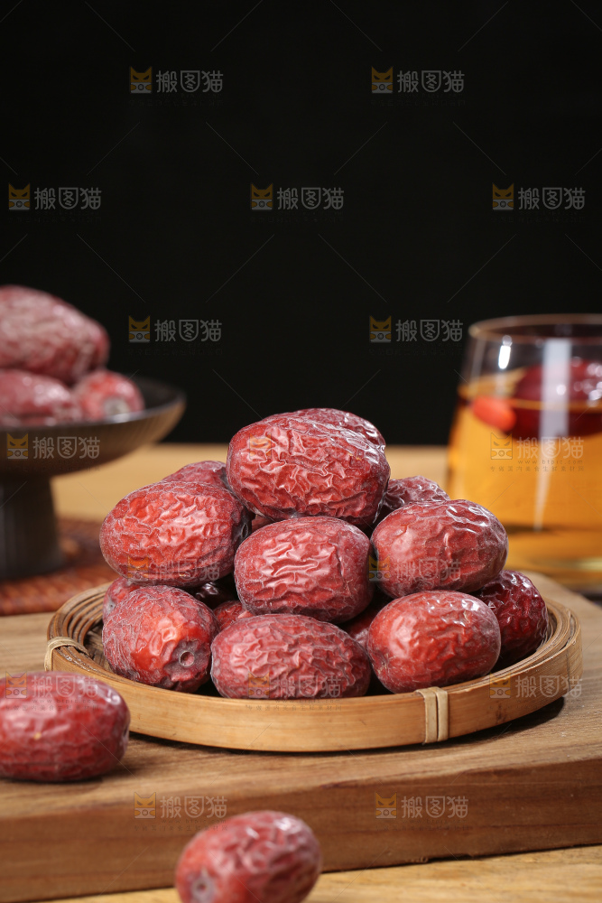 木底上的若羌灰枣