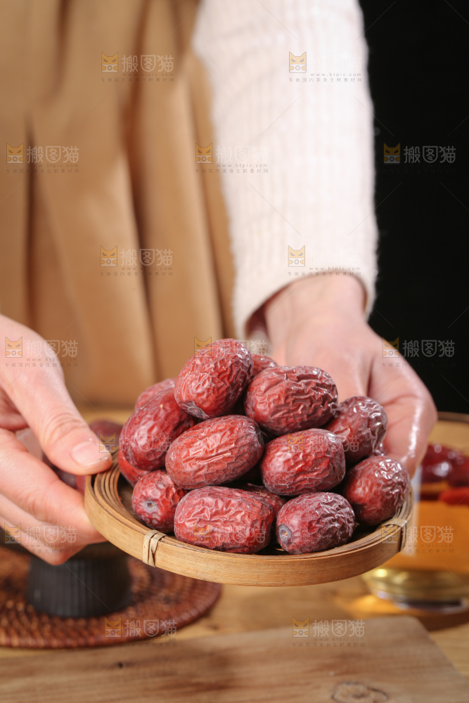 木底上的若羌灰枣