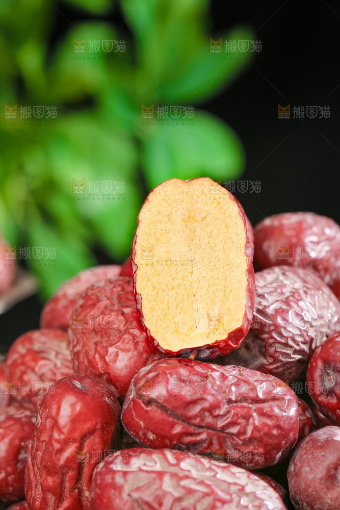 木底上的灰枣