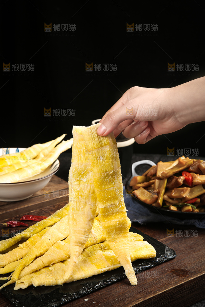 深底上的盐渍笋