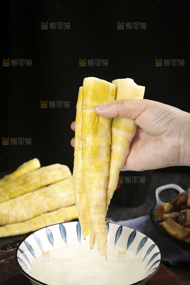 深底上的盐渍笋